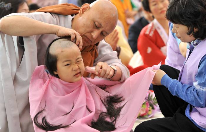 Первая стрижка ребенка - традиции в буддизме. / Фото: seminar-beauty.ru