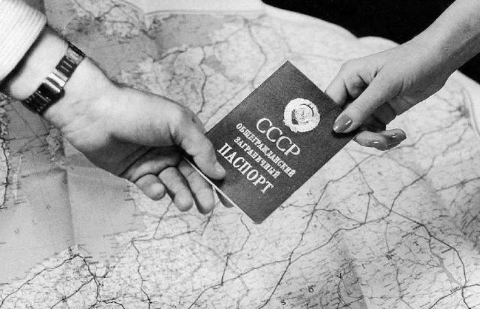 Разрешение на поездку за границу выдавалось после многочисленных комиссий и оформления документов. / Фото: flectone.ru
