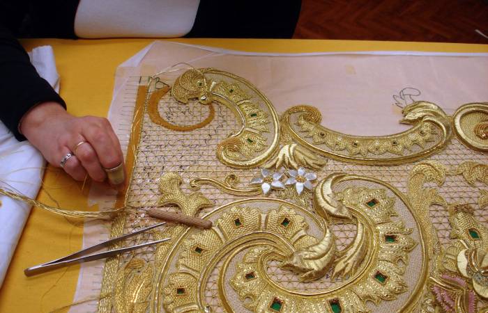 Вышивка золотыми нитями. / Фото: bastion27.ru