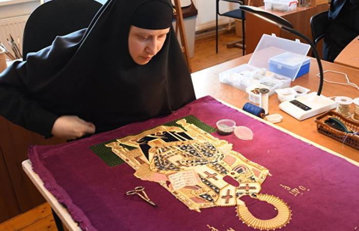 Золотная вышивка послушницами в монастыре. / Фото: inetin-magaz.ru