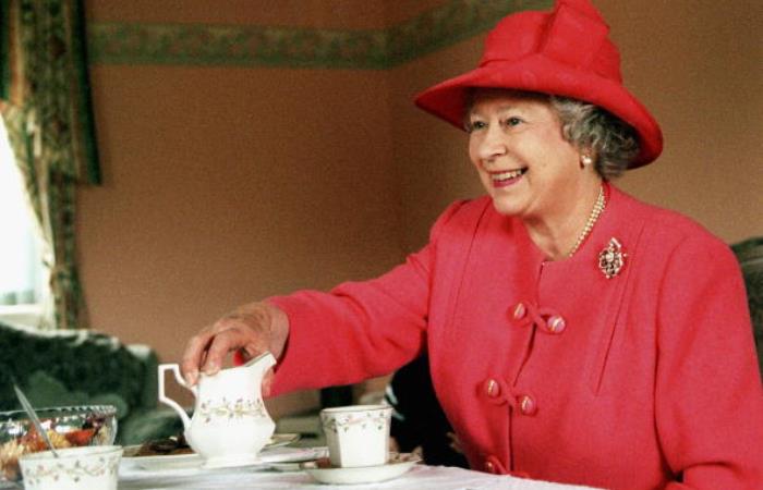 Королева Елизавета II за утренним чаем. / Фото: elle.ru