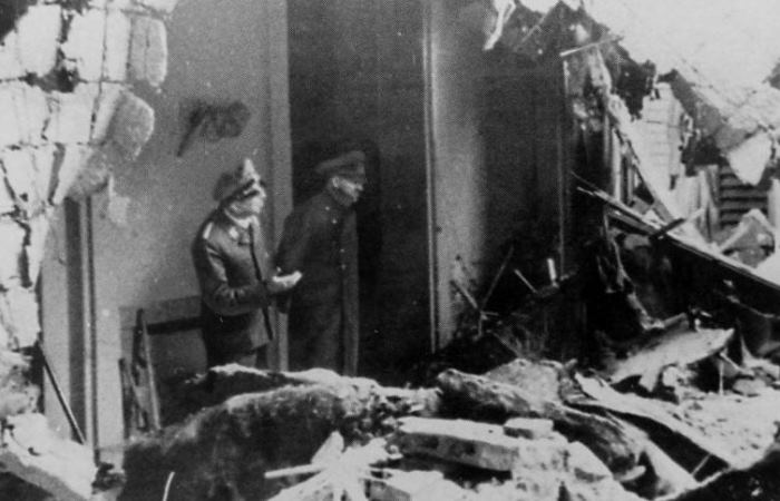 Последняя известная фотография Гитлера, сделанная при осмотре зданий разрушенного Берлина / Фото: waralbum.ru