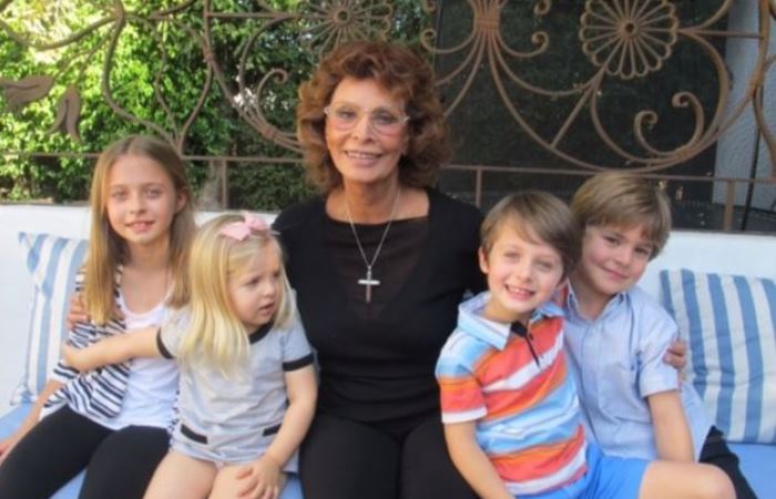 Софи Лорен с внуками. Фото: dzen.ru