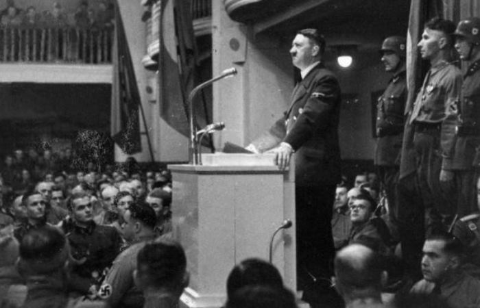 Выступление Гитлера в пивной Бюргербройкеллер в день покушения / Фото: welt.de