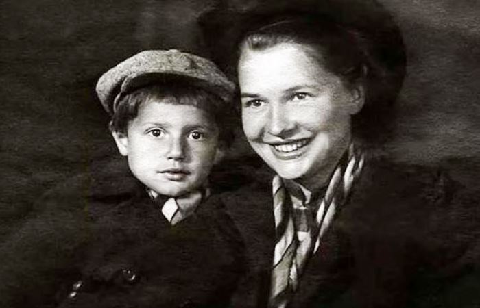 Маленький Саша Пороховщиков с мамой. / Фото: babr24.com