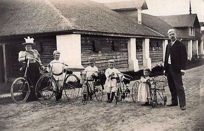 Григорий Елисеев с женой Марией и детьми / Фото: drug-gorod.ru