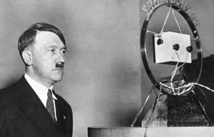 Гитлер, недавно назначенный канцлером Германии, использовал пожар Рейхстага, чтобы эффективно приостановить демократию / Фото: historicmysteries.com