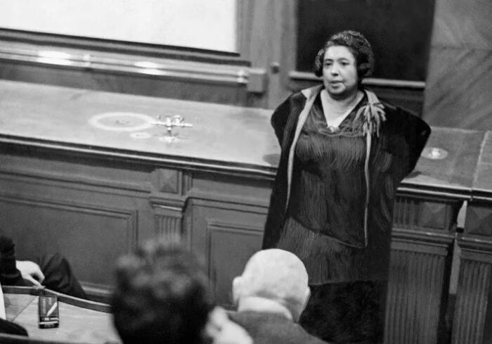 Лина Штерн на кафедре Московского медицинского института. Фото: forbes.ru