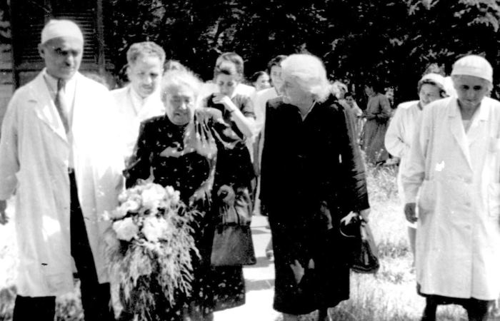  Лина Штерн с сотрудниками Института биохимии АН СССР. Фото: relga.ru