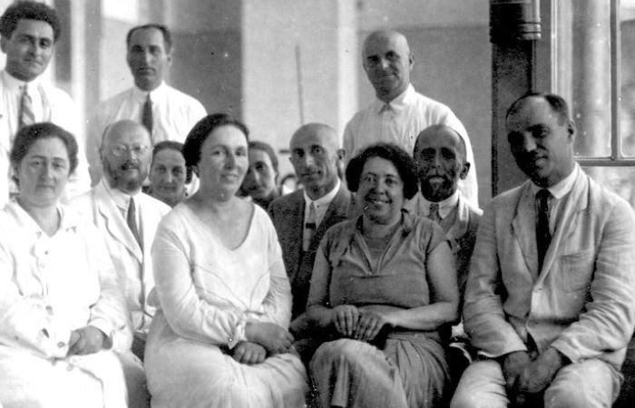 Лина Штерн среди коллег Московского института физиологии. Фото: relga.ru