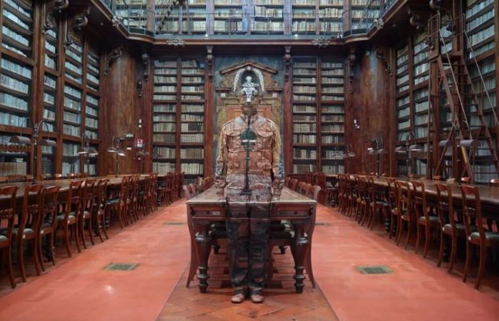 Работа Лю Болина Спрятавшись во Флоренции, которой он привлекает внимание к проблемам библиотеки во Флоренции / Фото: romeing.it 