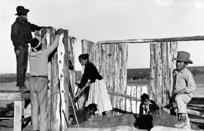 Семья навахо, строящая хоган / Фото: kulturologia.ru