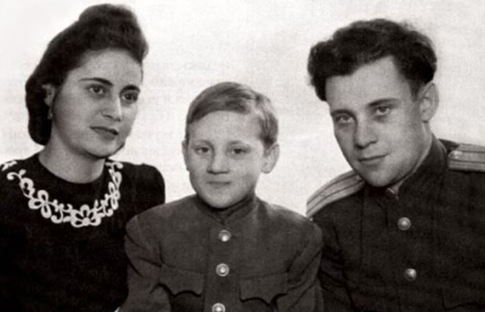 Владимир Высоцкий с отцом и мамой Женей. / Фото: fishki.ne