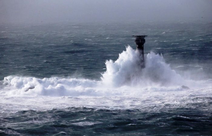 Во время шторма волны поднимаются почти до вершины маяка. / Фото: http://nevsedoma.org.ua/
