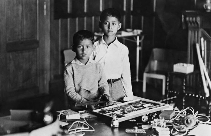 Братья Пумипон и Ананда в детстве. Фото: birdinflight.com