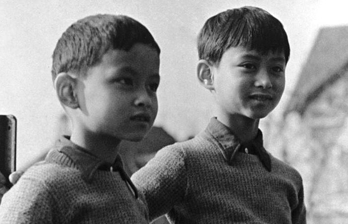 Братья Пумипон и Ананда в детстве. Фото: bbc.com
