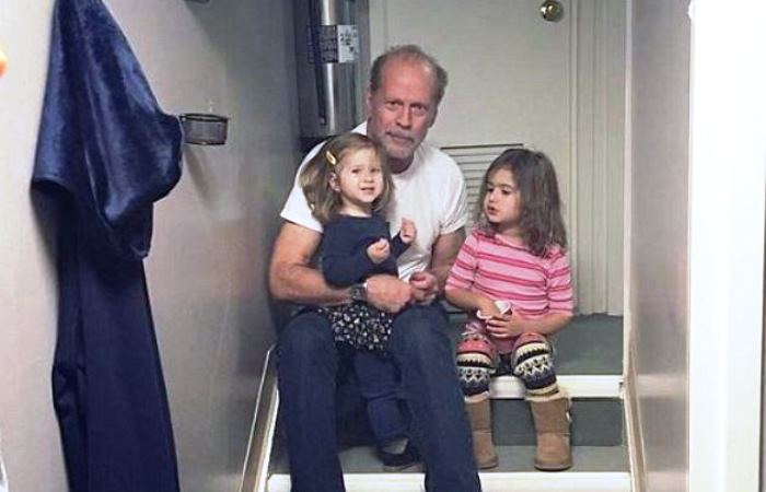 Брюс Уиллис с младшими дочерьми. / Фото: dailymail.co.uk
