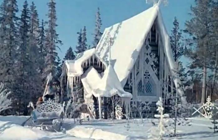 Декорации из сказки Морозко в настоящем зимнем лесу / Фото: himki-chip.ru