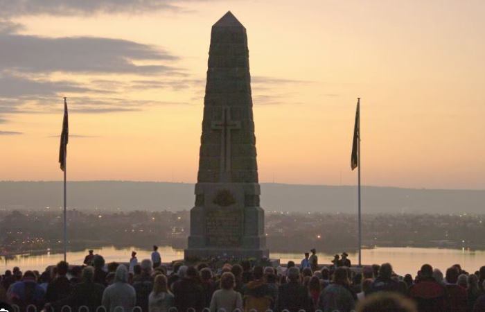 В День Анзак в Австралии люди собираются на рассвете, чтобы почтить память солдат, павших во всех войнах Фото: en.wikipedia.org
