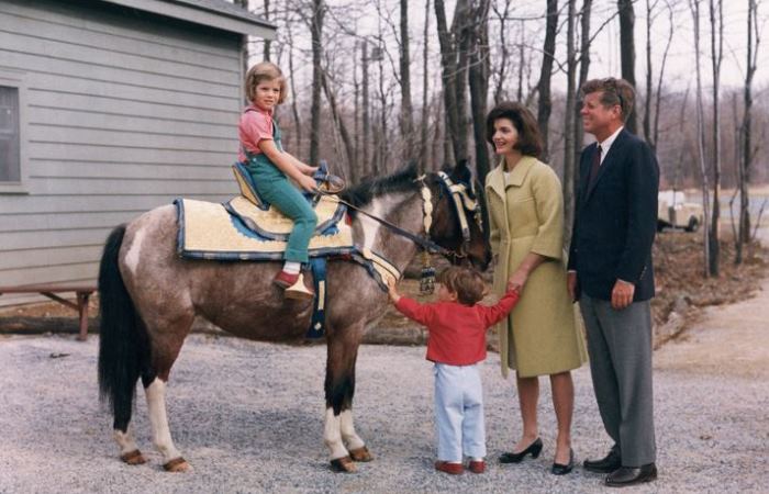 Семья Кеннеди сопровождает Кэролайн во время ее прогулки на пони / Фото: marieclaire.ru