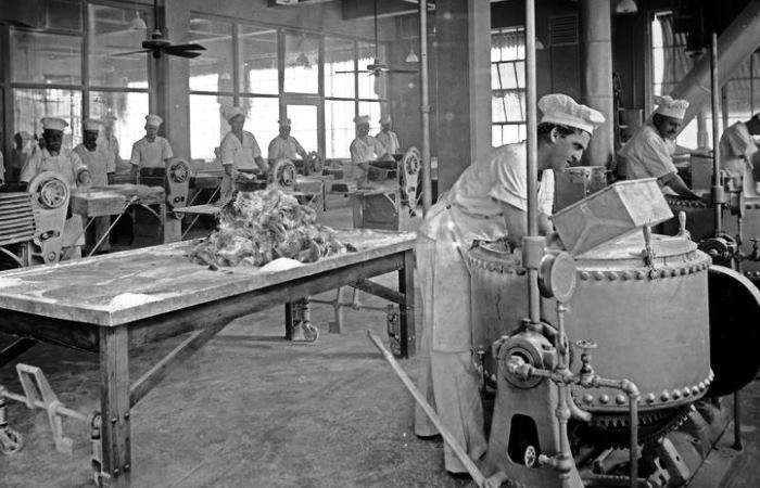 Цех по производству жвачки на одной из первых фабрик США / Фото: vokrugsveta.ru