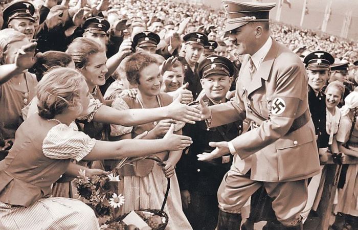Немецкие девушки были околдованы Гитлером / Фото: kp.ru