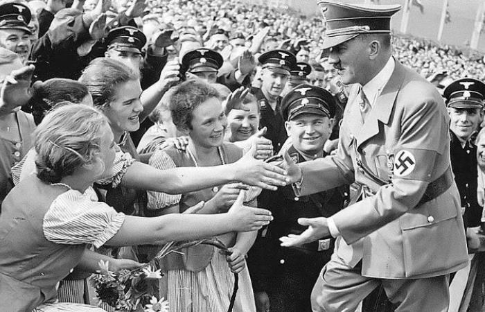 Власть Гитлера делала его привлекательной фигурой в глазах многих женщин / Фото: russian7.ru