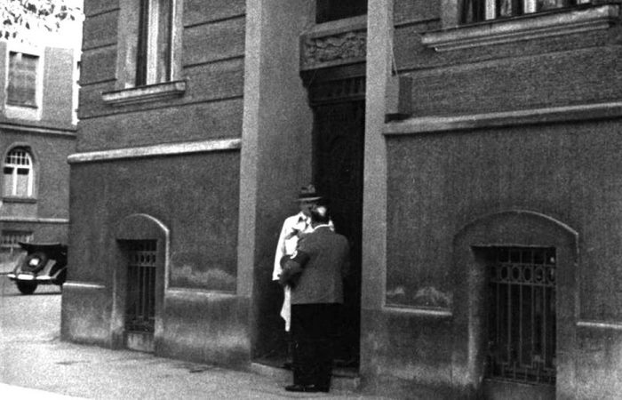 Редкая фотография, запечатлевшая Гитлера у входа в парадное своего дома \ Фото: war-documentary.info