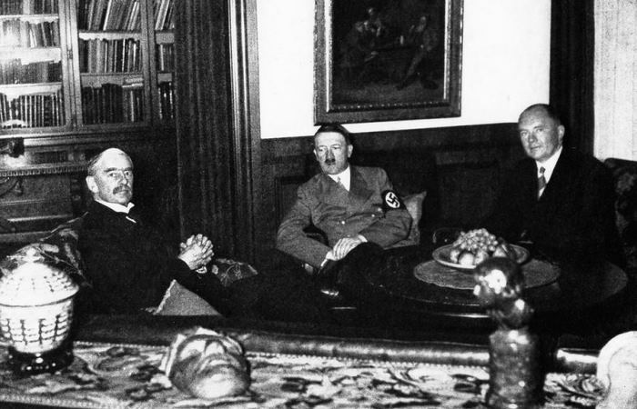 Гитлер и Чемберлен в квартире фюрера во время визита премьер-министра в Германию / Фото:  war-documentary.info