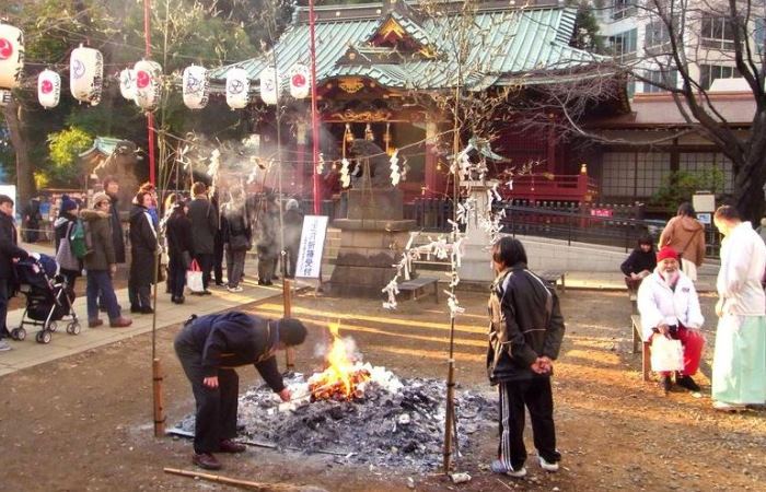 Новогоднее посещение храма в Японии. / Фото: nippon.com