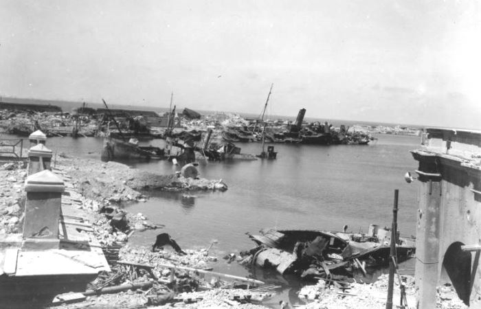 Руины итальянского порта Чивитавеккья после бомбардировок / Фото: waralbum.ru