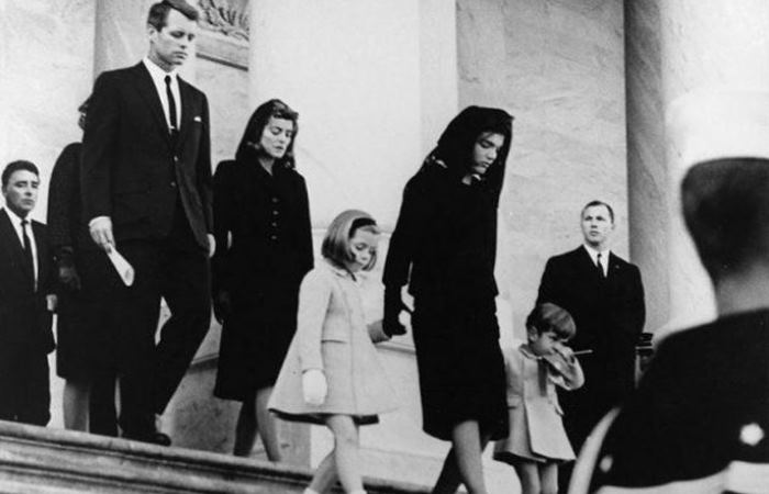 Семья Кеннеди на похоронах Джона Кеннеди / Фото: grunge.com