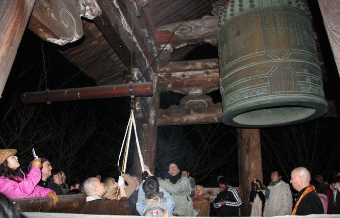 На Новый год японцы приходят в храмы, чтобы послушать звон колоколов. / Фото: http://lingva.ffl.msu.ru/