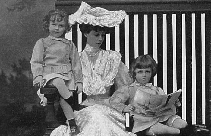 Герцогиня Консуэло Вандербильт с сыновьями / Фото: prints-online.com