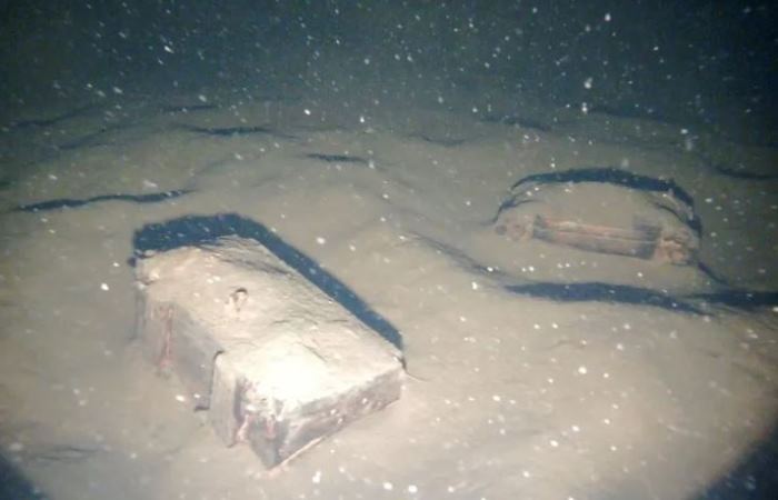 Останки древнего корабля на глубине 400 метров. Фото: smithsonianmag.com