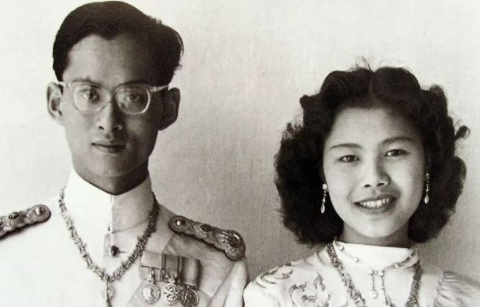 Король Пумипон с супругой. Фото: smh.com.au