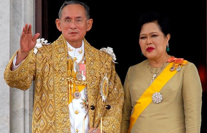Король Таиланда Пумипон Адульядет с супругой. Фото: aif.ru