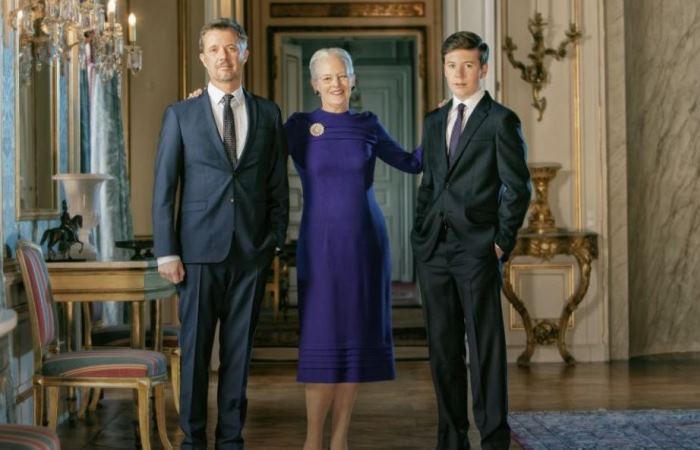Королева Дании с сыновьями. / Фото: koroleva-danii-3