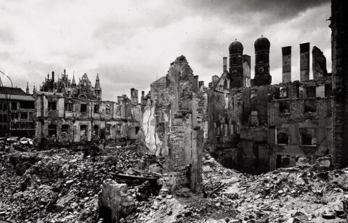 Разрушенный бомбардировками Мюнхен, где хранился кровавый флаг Гитлера / Фото: tostay.ru