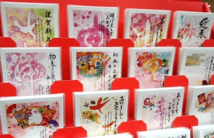 Поздравительные новогодние открытки в магазинах Японии. / Фото: moyvostok.ru