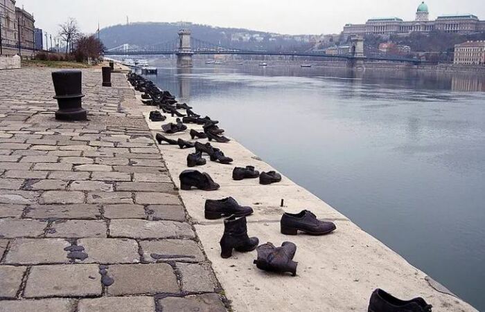 Памятник страшной трагедии на берегу Дуная. Фото: miraxtravel.com