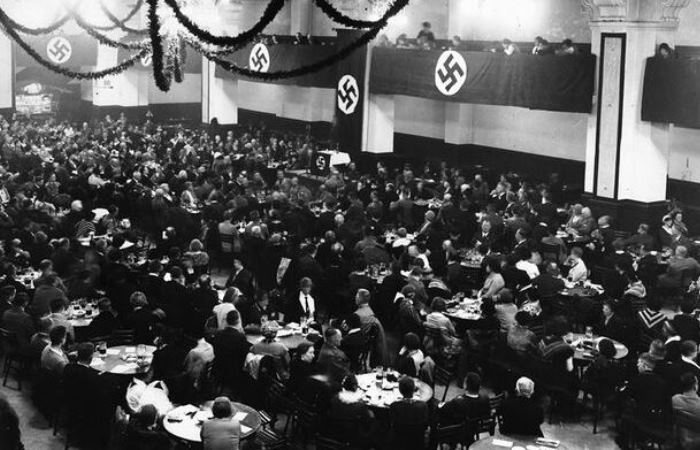Большой зал мюнхенской пивной, где состоялось выступление Гитлера / Фото:historisches-lexikon-bayerns.de 
