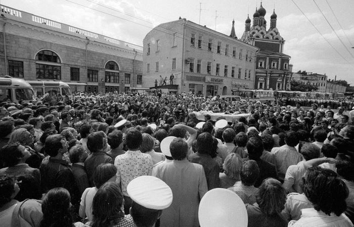 Таганская площадь в день похорон Высоцкого. / Фото: photochronograph.ru