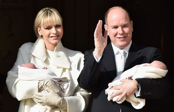 Принц и принцесса с новорожденными детьми / Фото: korrespondent.net 