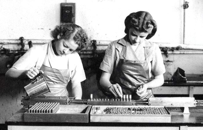 Производство помады в США в 40-х годах.