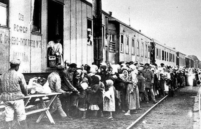 Во время сталинских репрессий из Ленинграда было депортировано 39 тысяч человек. / Фото: russian7.ru 