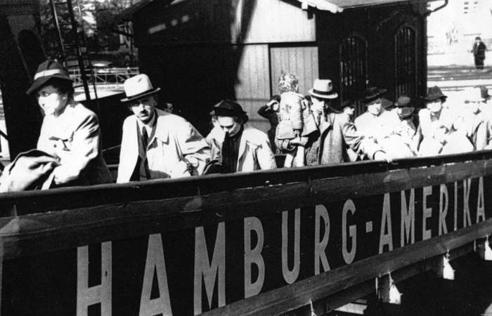 Пассажиры поднимаются на борт судна в Гамбурге. / Фото: bonniekgoodman.medium.com