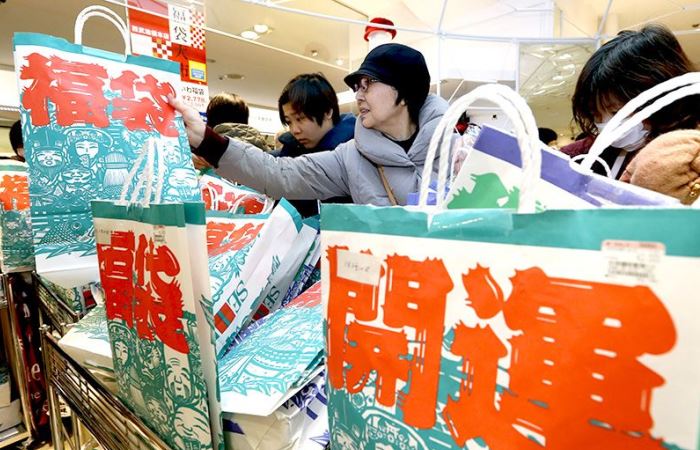 Новогодний шопинг в Японии. / Фото: moyvostok.ru