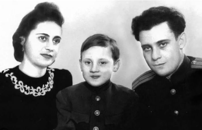 Владимир Высоцкий с отцом и мамой Женей / Фото: autoparus.by
