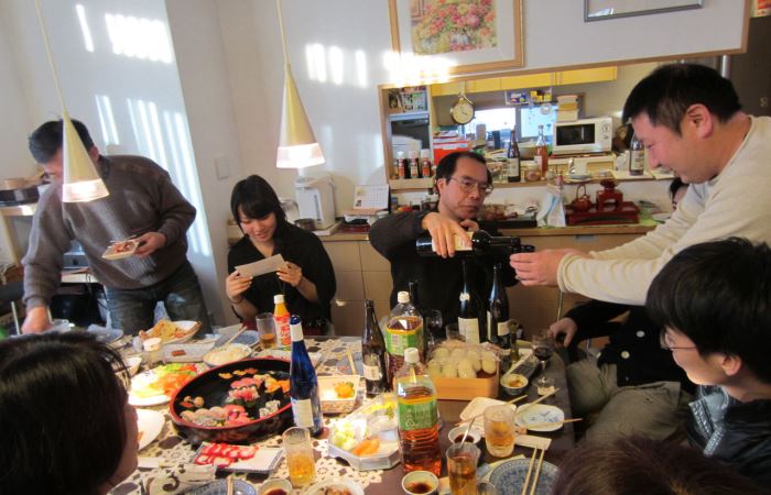 Новый год в Японии принято проводить в кругу семьи. / Фото: yokohama-akarenga.web.app 
